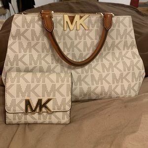 Michael Kors Florence trifold signature wallet!